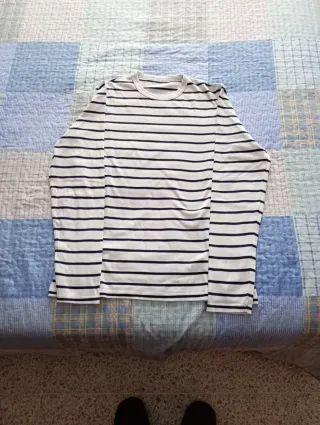Camiseta de manga larga de rallas.