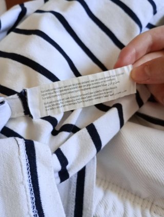 Camiseta de manga larga de rallas.
