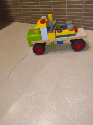 Camión de madera para montar y desmontar