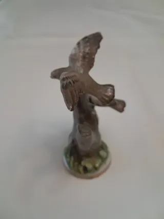 Figura de pájaros en rama