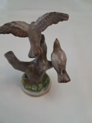 Figura de pájaros en rama