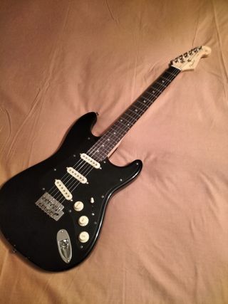 Guitarra Eléctrica Negra Strato montada zurdos