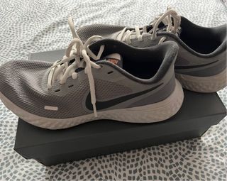 Zapatillas Nike Revolution Gris/Blanco