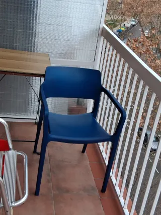 Silla de terraza azul de plástico