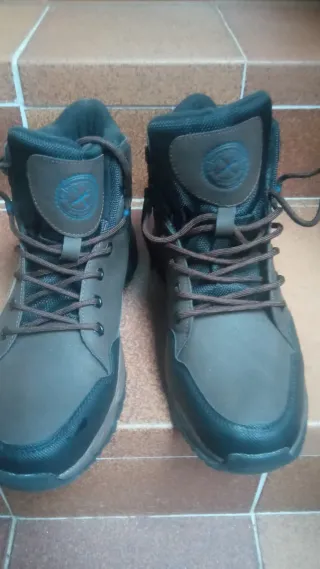 Botas de montaña marrones y negras