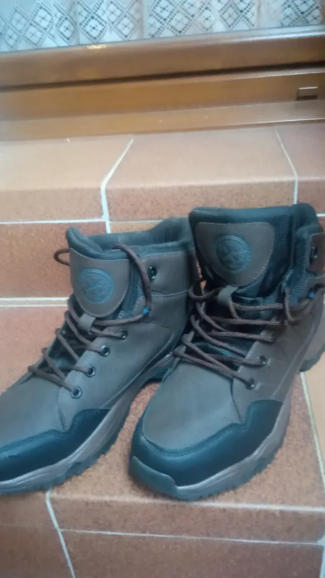 Botas de montaña marrones y negras