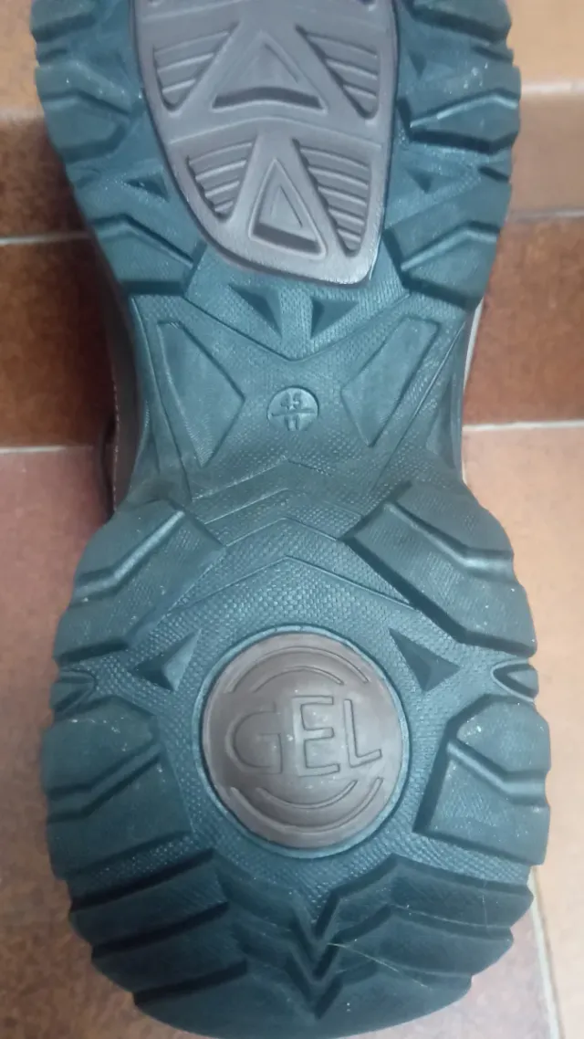 Botas de montaña marrones y negras