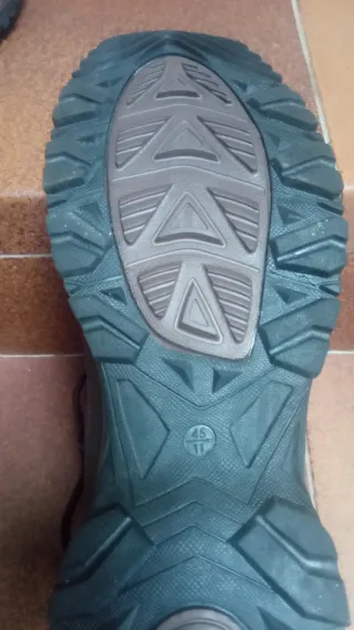 Botas de montaña marrones y negras