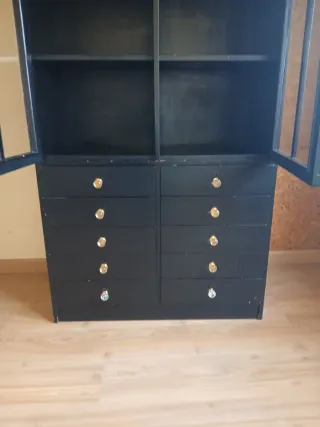 Mueble biblioteca negro.