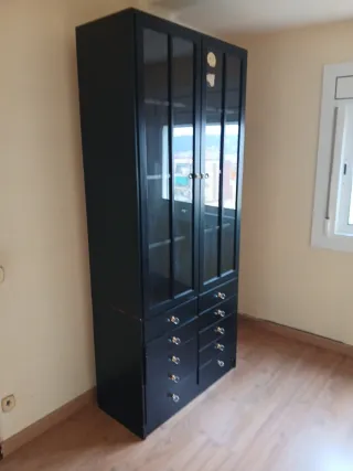 Mueble biblioteca negro.