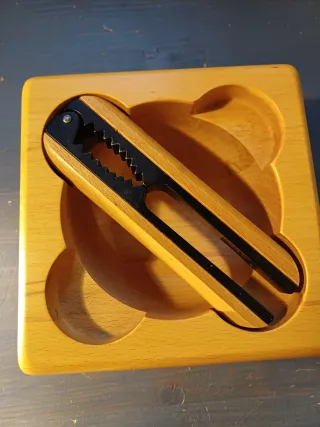 Contenedor madera nueces con cascanueces