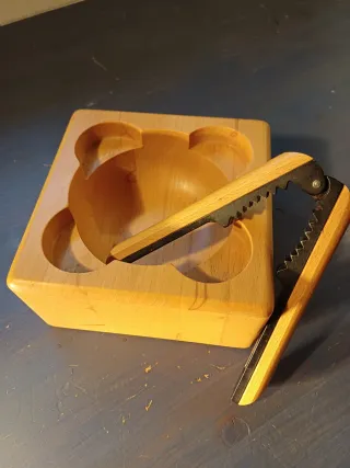 Contenedor madera nueces con cascanueces