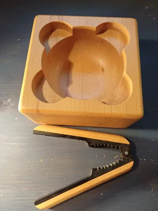 Contenedor madera nueces con cascanueces