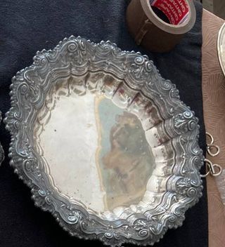 Plato decorativo de metal plateado