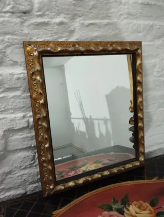 Espejo antiguo dorado con marco decorado