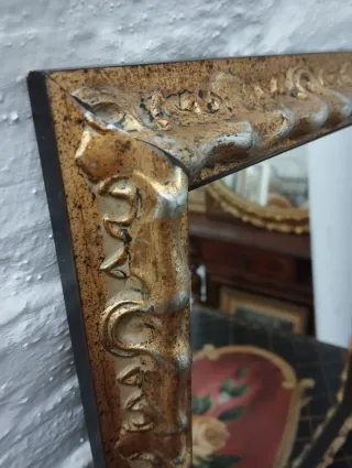 Espejo antiguo dorado con marco decorado