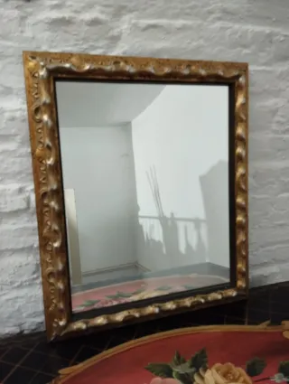 Espejo antiguo dorado con marco decorado