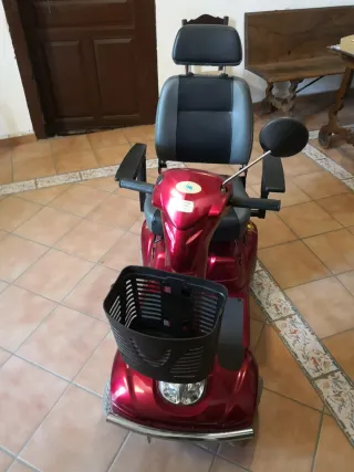 Silla de movilidad reducida roja