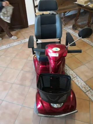 Silla de movilidad reducida roja