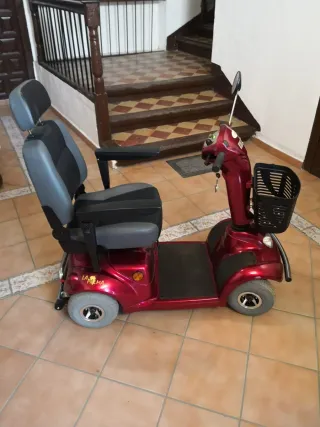 Silla de movilidad reducida roja