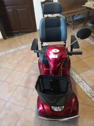 Silla de movilidad reducida roja
