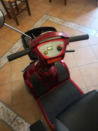 Silla de movilidad reducida roja
