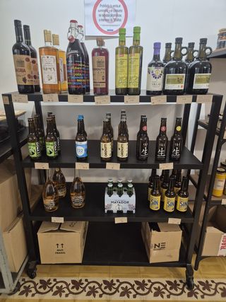 Estantería metálica negra con ruedas