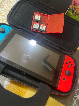 Nintendo Switch con funda y juegos