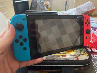 Nintendo Switch con funda y juegos