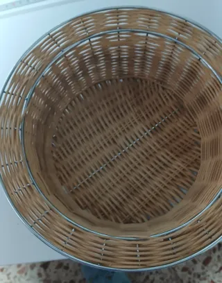 Panera de mimbre y metal