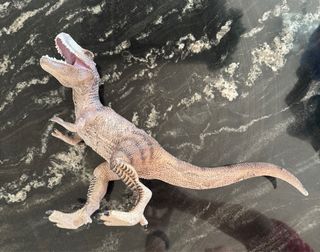 Dinosaurio de juguete realista