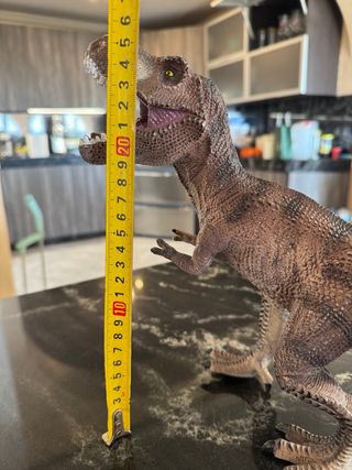 Dinosaurio de juguete realista