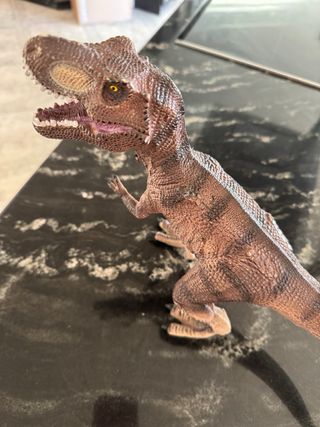 Dinosaurio de juguete realista