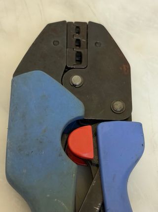 Herramientas electricista: crimpadora, pelacables