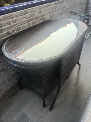 Mesa ratán con 2 sillones y cristal