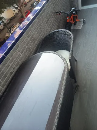 Mesa ratán con 2 sillones y cristal