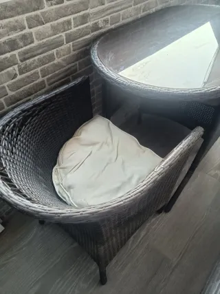 Mesa ratán con 2 sillones y cristal