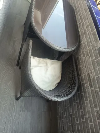 Mesa ratán con 2 sillones y cristal
