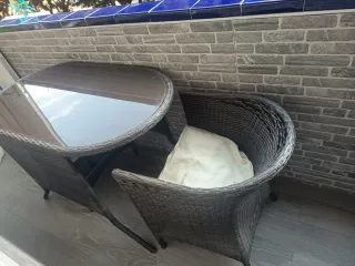Mesa ratán con 2 sillones y cristal