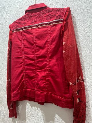 Cazadora vaquera Desigual roja