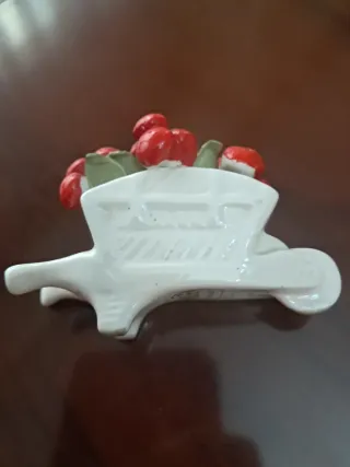 Figura de cerámica con cerezas