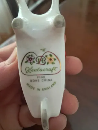 Figura de cerámica con cerezas