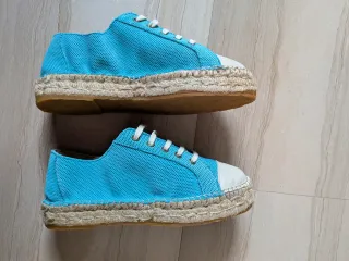 Sneakers de esparto y cuero azul