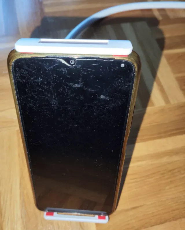 Soporte flexible para móvil con pinza