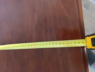 Baúl de madera con diseño geométrico