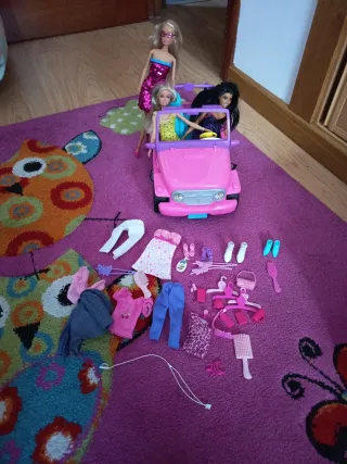 Coche Barbie con 3 Muñecas más accesorios y ropa