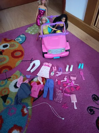 Coche Barbie con 3 Muñecas más accesorios y ropa