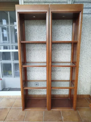 Estanterías de madera y cristal