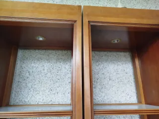 Estanterías de madera y cristal