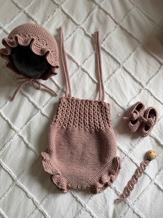 Conjunto tejido a mano para bebé